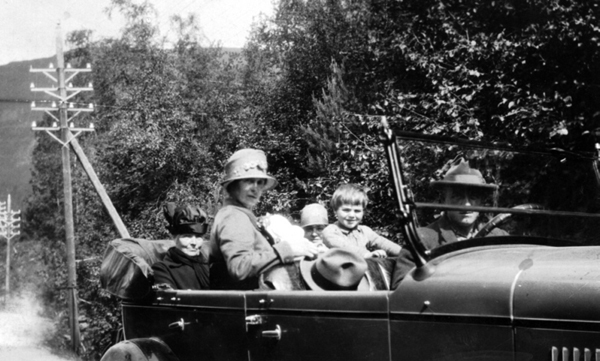 c3 Bilturl.jpg - Olaf R. Faleide i førersetet. I baksetet Gyda Sindre. Legg merke til hatten! Olaf R. Faleide in the drivers seat. Gyda Sindre in the back. Remark her hat.